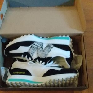 Women's New Balance size 8 B medium sneakers